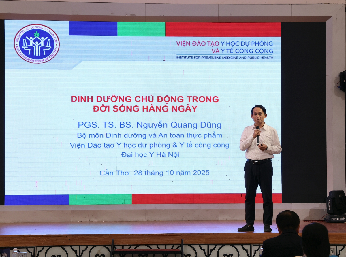 PGS. TS. BS. Nguyễn Quang Dũng trình bày bài thuyết trình tại Hội thảo
