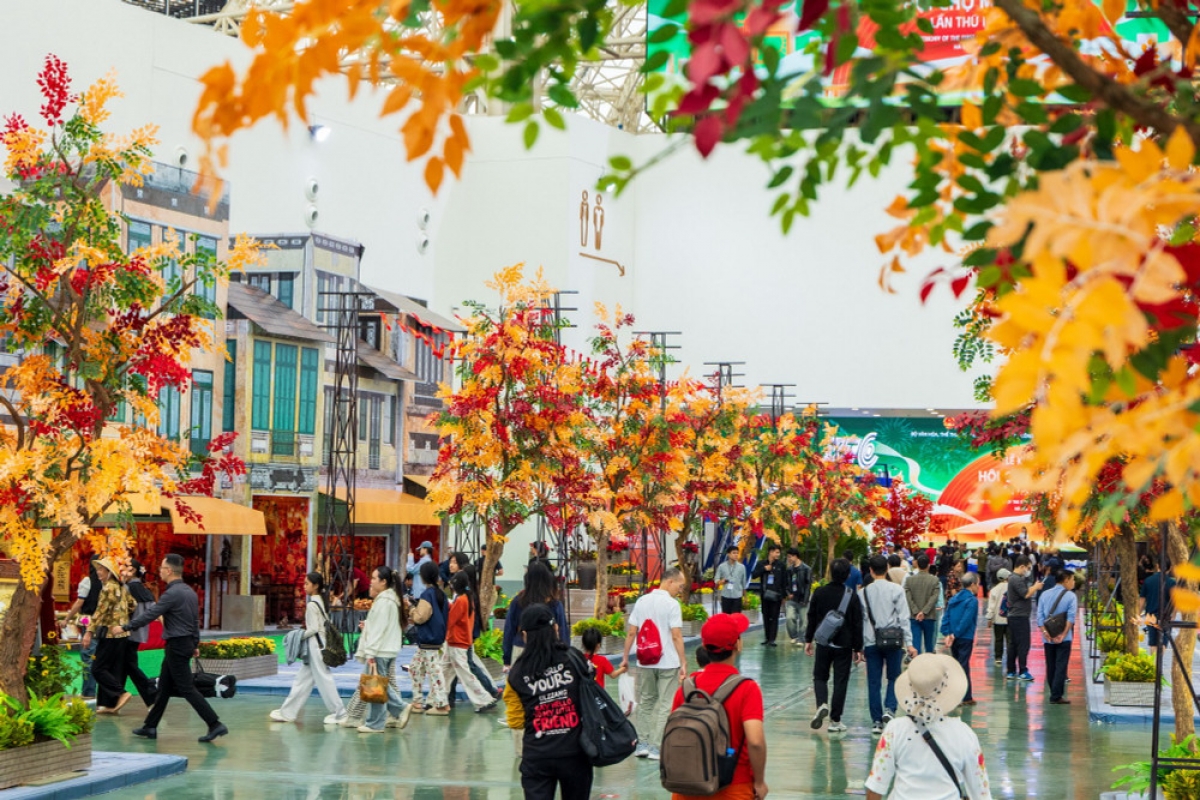 Phân khu "Tinh hoa Thu Hà Nội" luôn tấp nập du khách tham quan