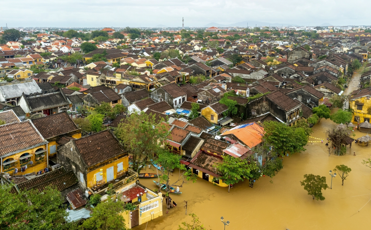 Phố cổ Hội An ngập lụt.