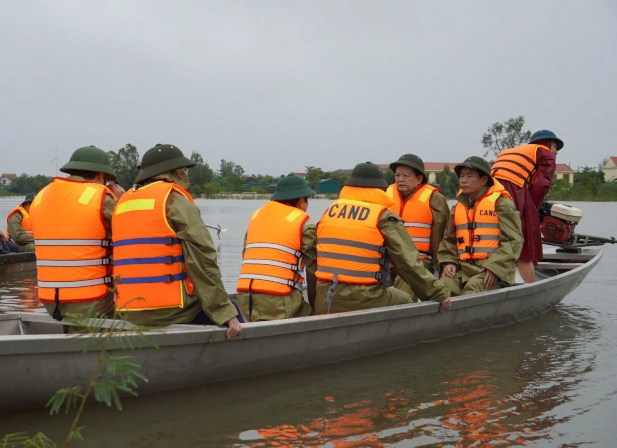 Phó Thủ tướng Chính phủ Mai Văn Chính đi thuyền vào vùng rốn lũ Hữu Tân, xã Ninh Châu, tỉnh Quảng Trị