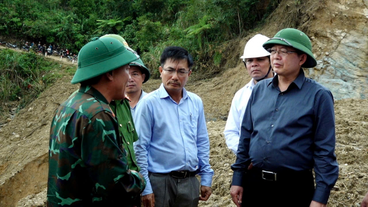 Phó Thủ tướng Hồ Quốc Dũng nghe lãnh đạo UBND tỉnh Quảng Ngãi báo cáo về phương án khắc phục các điểm sạt lở.