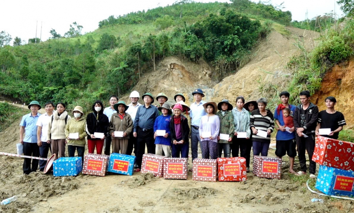 Phó Thủ tướng Hồ Quốc Dũng tặng quà người dân xã Ngọc Linh.