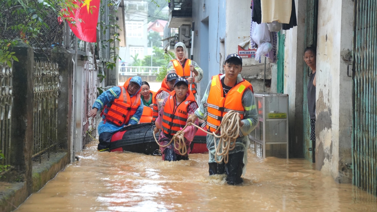 Lực lượng Cảnh sát phòng cháy, chữa cháy và CNCH hỗ trợ người dân di dời người và tài sản đến nơi an toàn