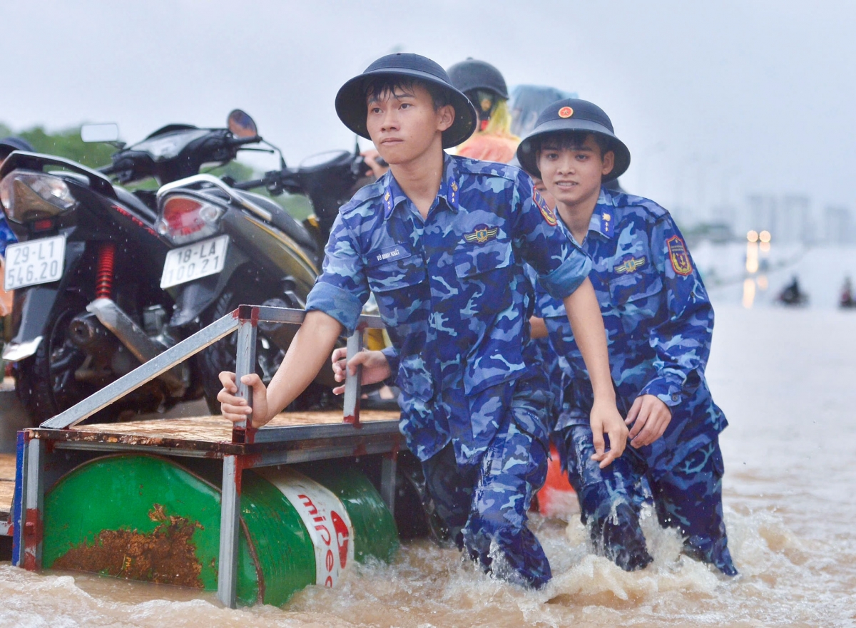 Phương tiện vận chuyển được các chiến sĩ gia cố từ thùng phuy, khung sắt