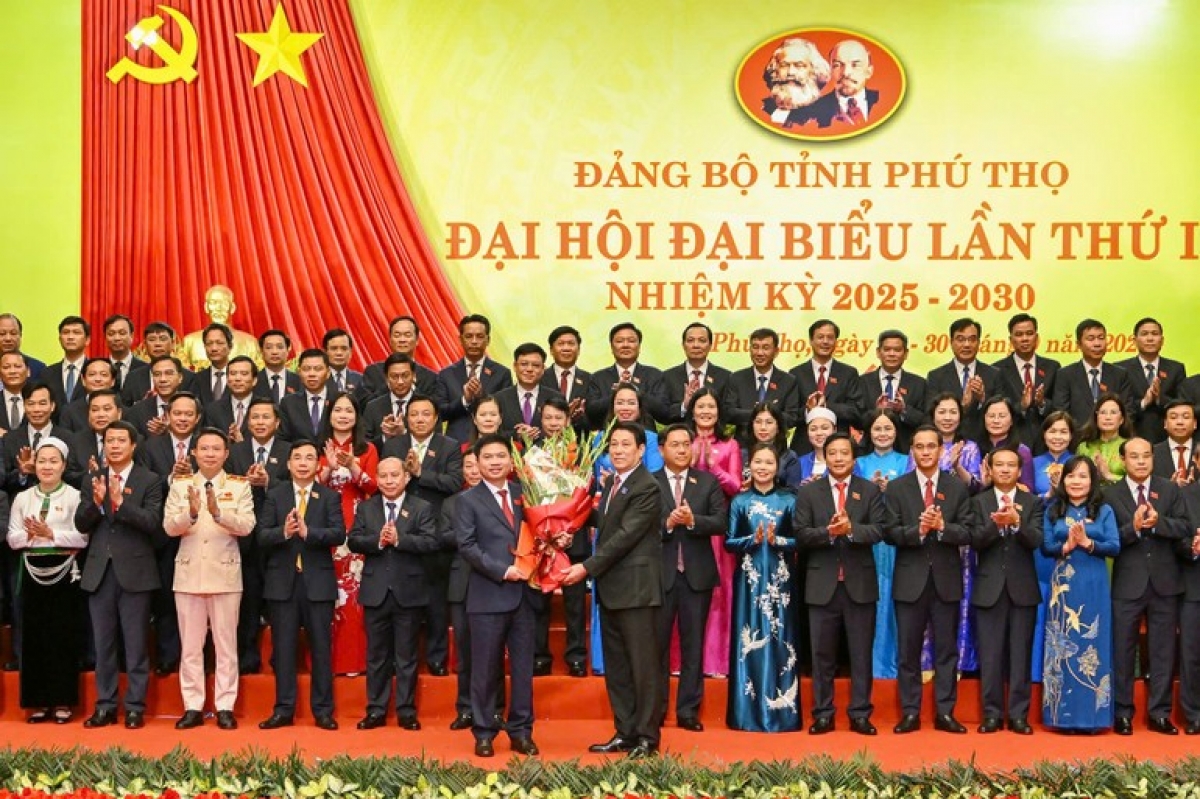 Chủ tịch nước Lương Cường tặng hoa chúc mừng đồng chí Bí thư Tỉnh ủy Phú Thọ và các đồng chí BCH Đảng bộ Tỉnh Phú Thọ.