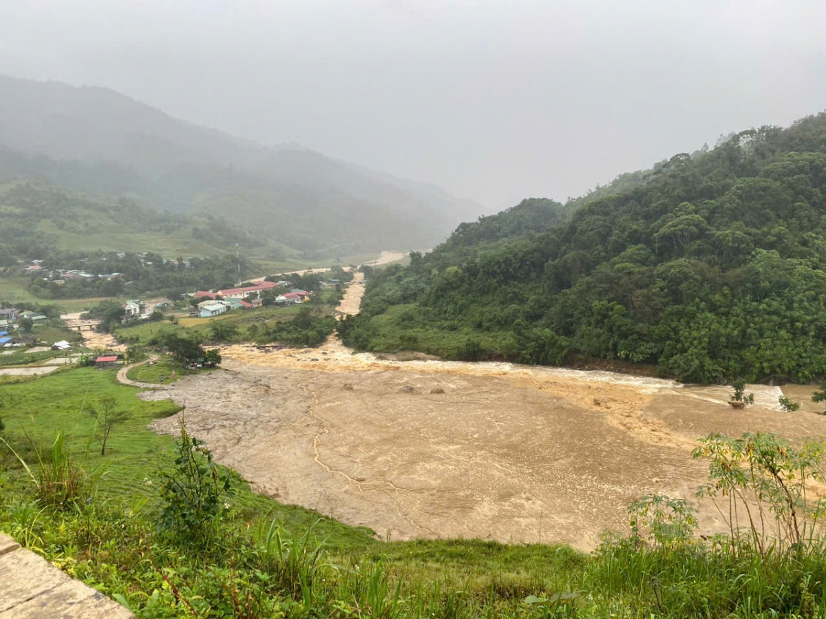 Sạt lở núi ở xã Ngọc Linh, tỉnh Quảng Ngãi, đất đá trôi xuống gần khu vực dân cư.