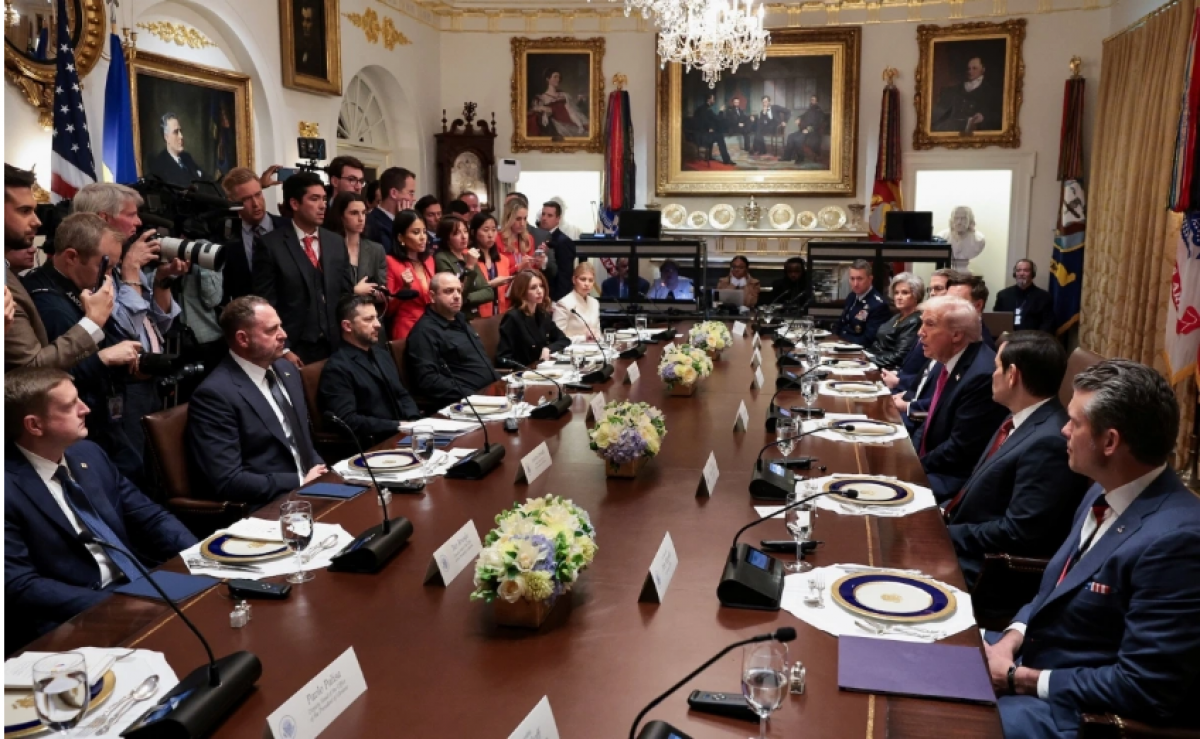 Cuộc gặp giữa ông Trump và ông Zelensky trước báo giới (Ảnh: Reuters)