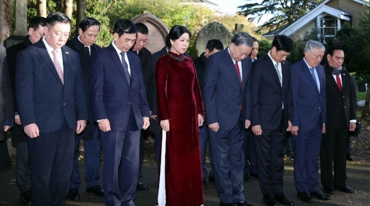 Tổng Bí thư Tô Lâm và Phu nhân cùng Đoàn đại biểu cấp cao Việt Nam tưởng niệm trước mộ Karl Marx - Lãnh tụ của giai cấp vô sản.