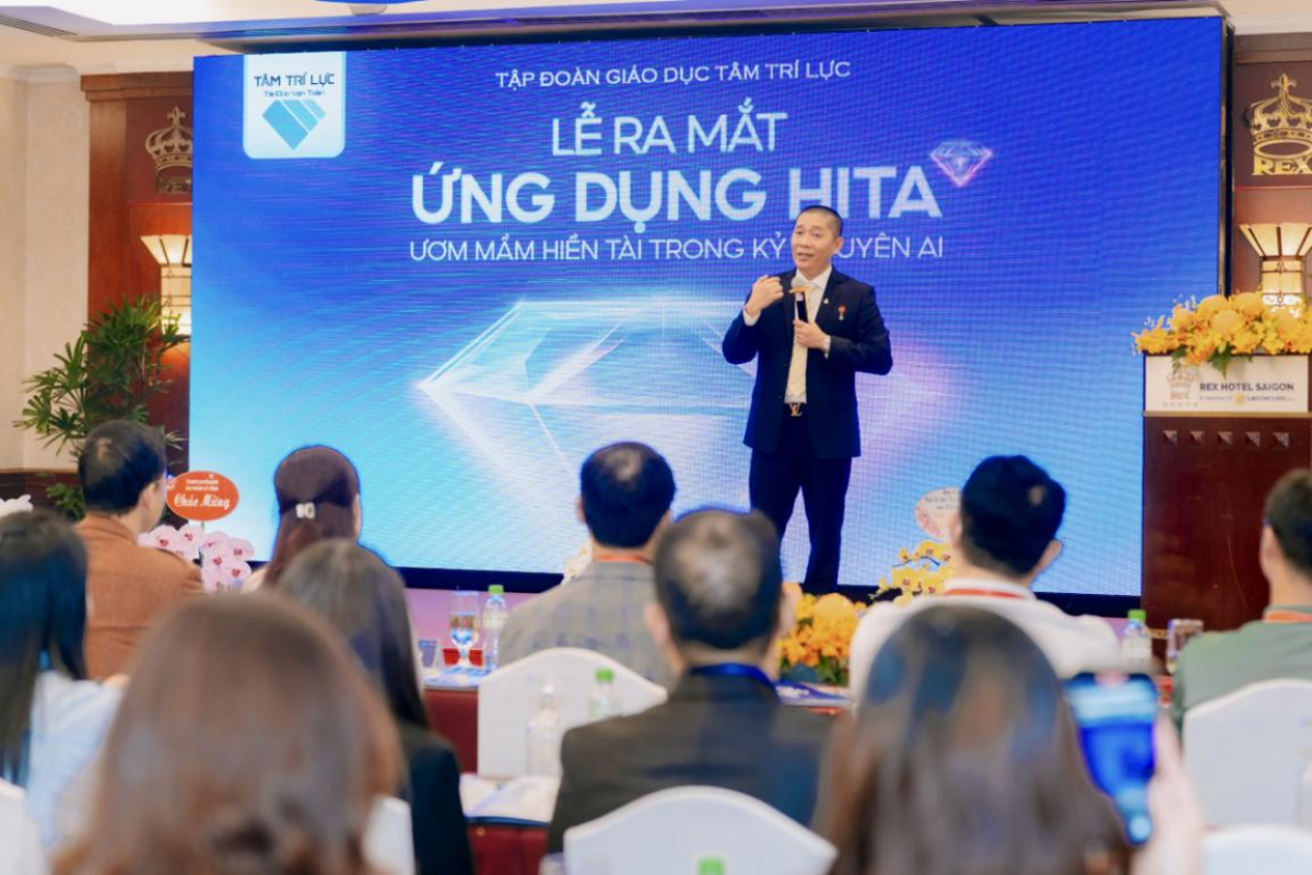 Ông Nguyễn Phùng Phong – Chủ tịch HĐQT Tập đoàn Giáo dục Tâm Trí Lực chia sẻ tại lễ ra mắt ứng dụng HITA (Ảnh Như Ý)