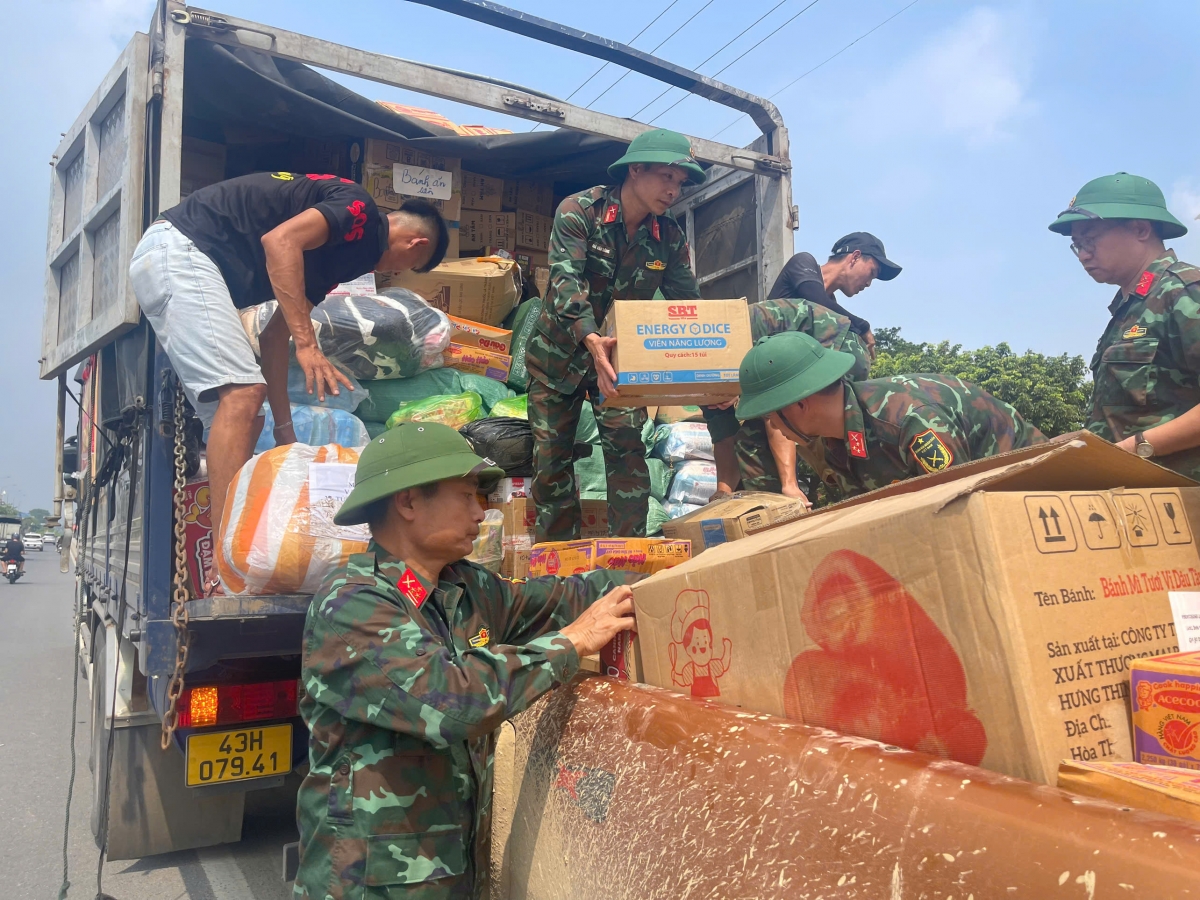 Sự hỗ trợ kịp thời về lương thực, thực phẩm, đồ dùng thiết yếu từ chính quyền, lực lượng vũ trang và các đoàn thiện nguyện giúp thị trường sớm ổn định sau lũ