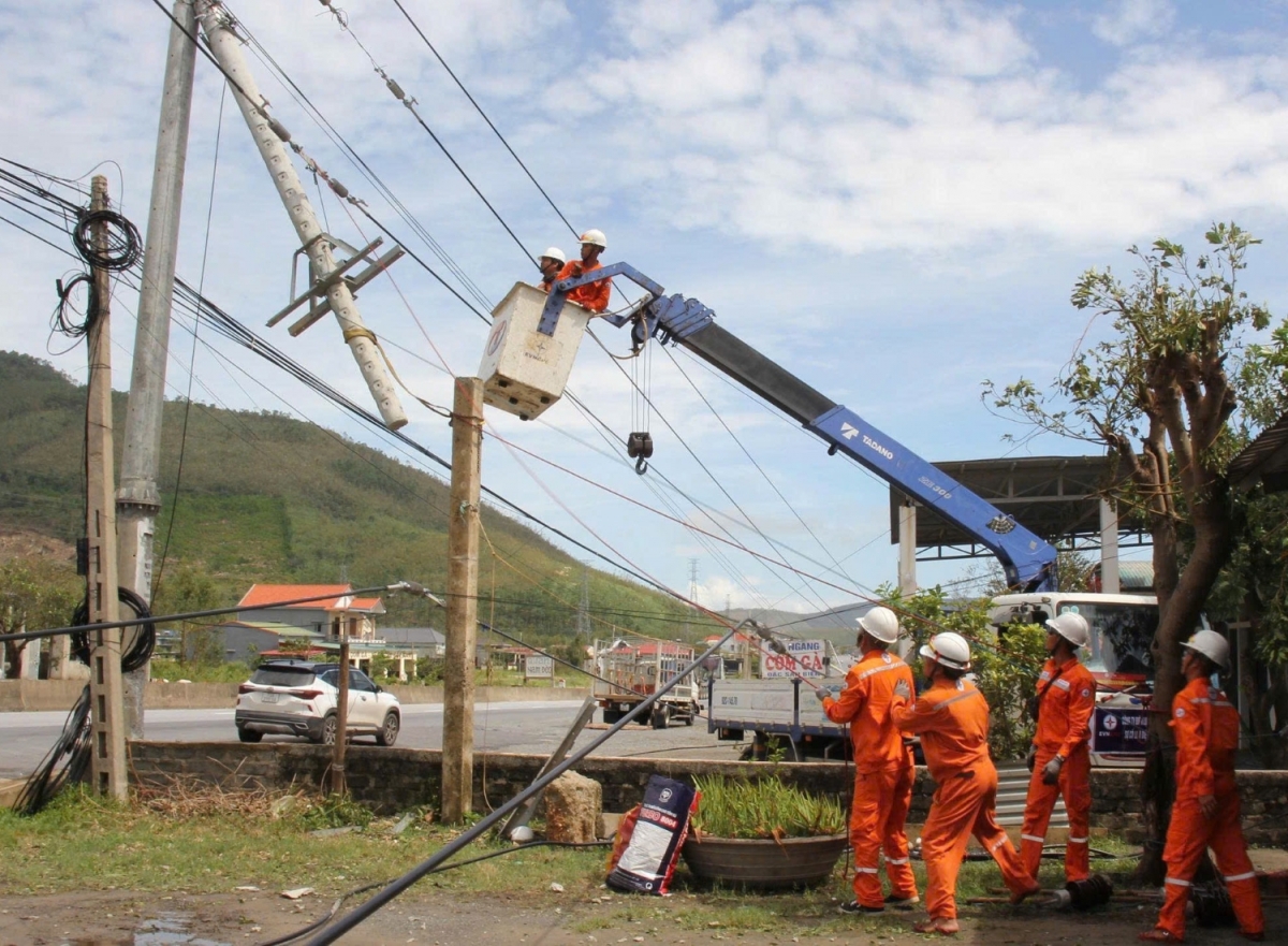 Cột điện bị gãy ngang do gió bão giật mạnh