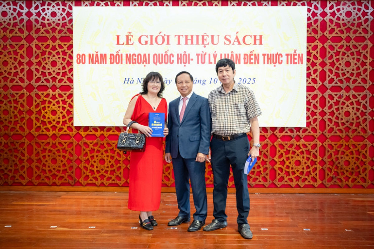 Tác giả Ngô Đức Mạnh tặng sách cho các đại biểu. (Ảnh: Phạm Thắng)