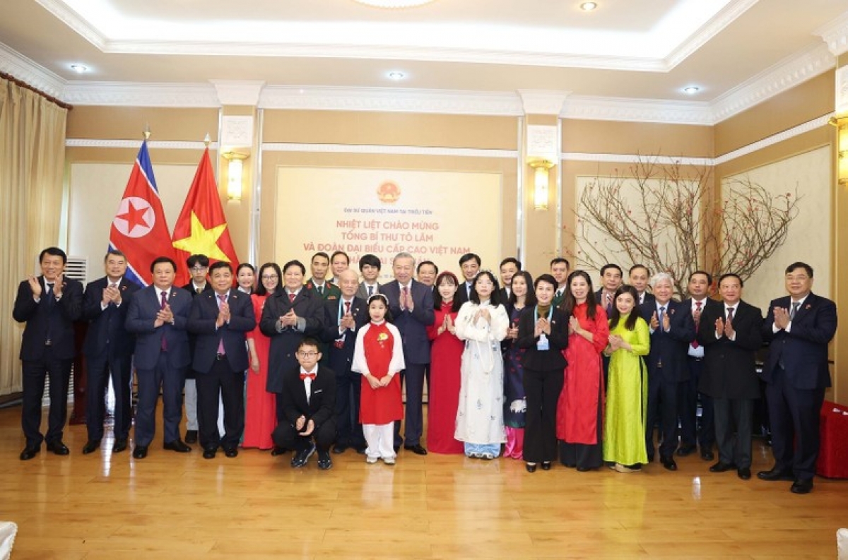 Tổng Bí thư Tô Lâm với cán bộ, nhân viên Đại sứ quán Việt Nam tại Triều Tiên