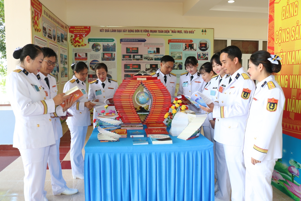 Tham quan mô hình bên thềm Đại hội