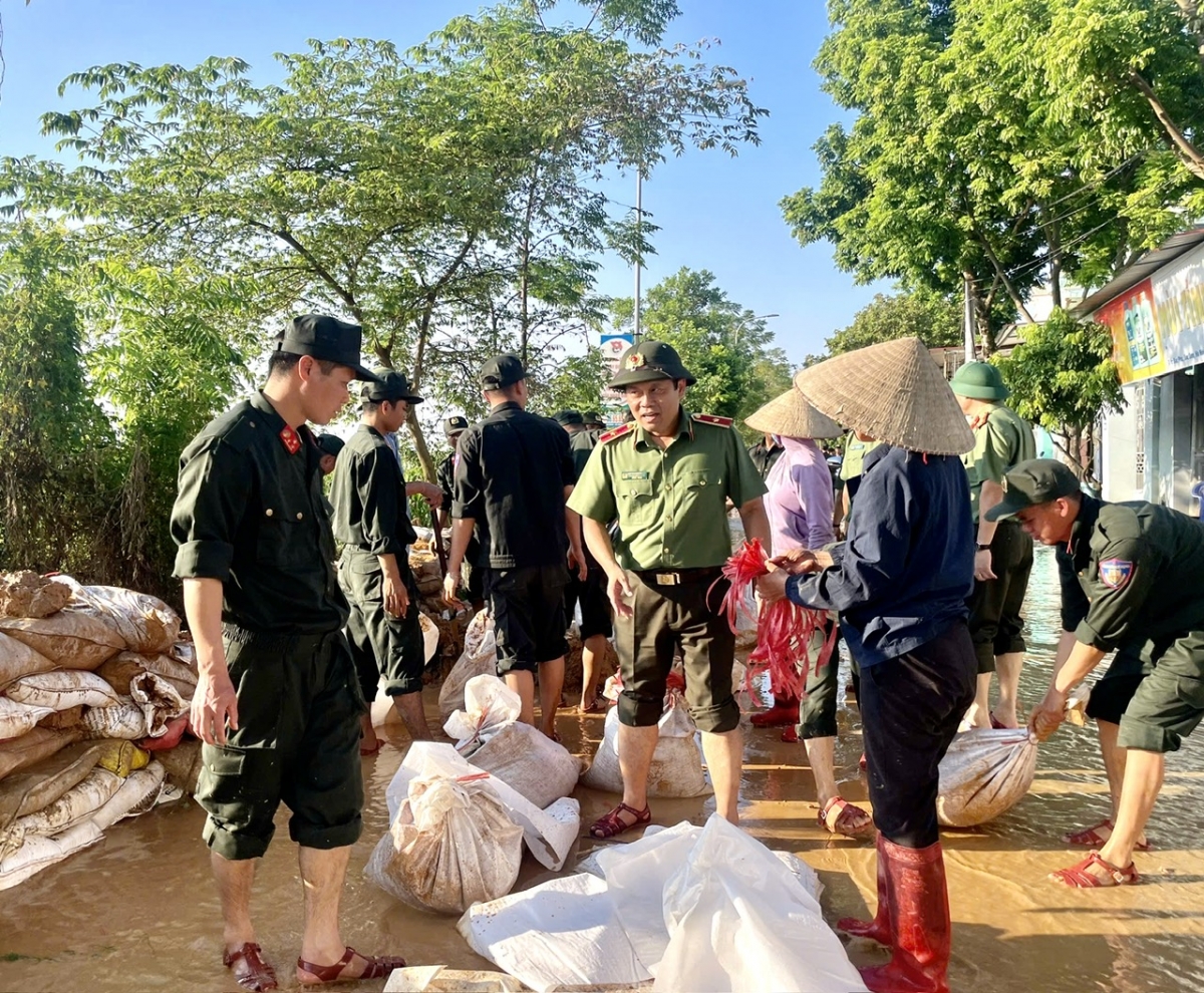 Thiếu tướng Nguyễn Hồng Nguyên chỉ đạo tại hiện trường