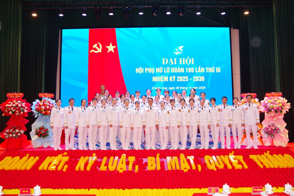 Các Đại biểu chụp ảnh lưu niệm