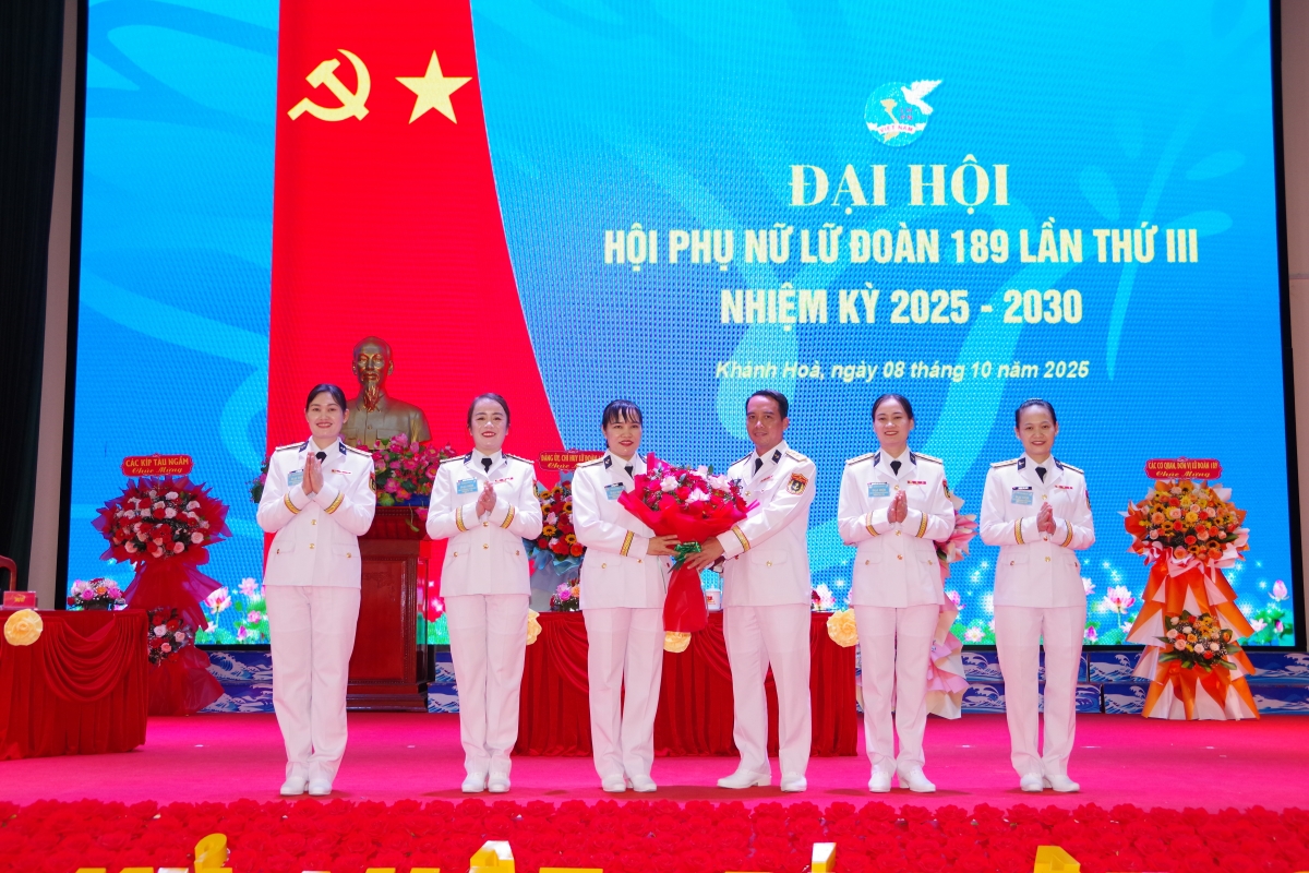 Thủ trưởng Lữ đoàn tặng hoa Ban chấp hành mới