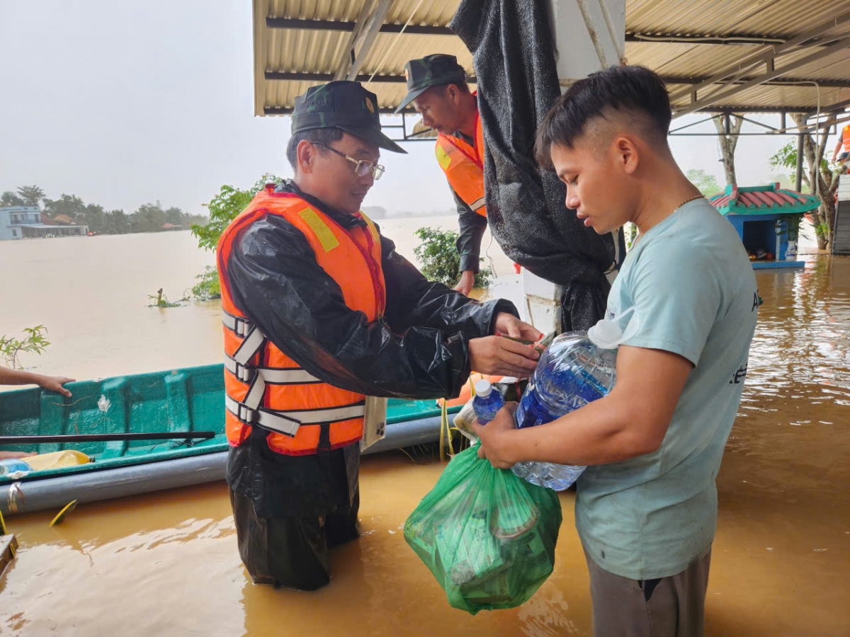 Thượng tá Phạm Văn Hùng, Phó Tham mưu trưởng, Bộ Chỉ huy Quân sự thành phố Đà Nẵng đi ghe vào tận nơi ngập lụt để tiếp tế lương thực cho dân vùng cô lập.