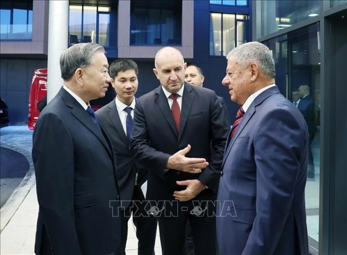 Tổng thống Bulgaria Rumen Radev và lãnh đạo doanh nghiệp quốc phòng Samel-90 đón Tổng Bí thư Tô Lâm. Ảnh: TTXVN.