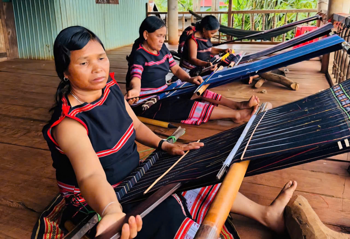 Tổ liên kết dệt thổ cẩm ở làng Kép, xã Ia Ly, tỉnh Gia Lai