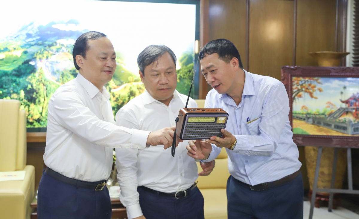 Tổng Giám đốc Đài TNVN cùng Bí thư Tỉnh uỷ Quảng Ninh nghe chương trình Thời sự của Đài TNVN trên radio