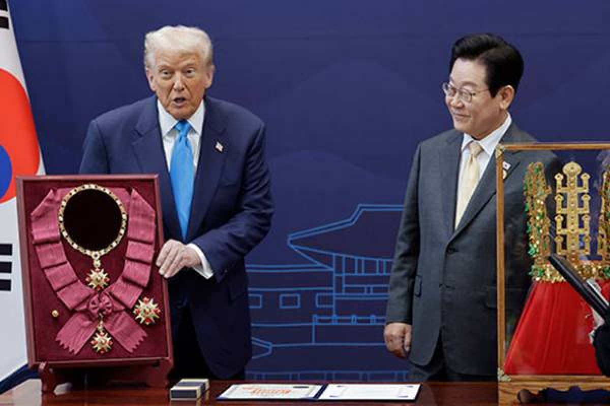 Tổng thống Hàn Quốc Lee Jae Myung tặng vương miện vàng Đại Huân chương hoa Mugung cho Tổng thống Mỹ Donald Trump (ảnh Yonhap News)