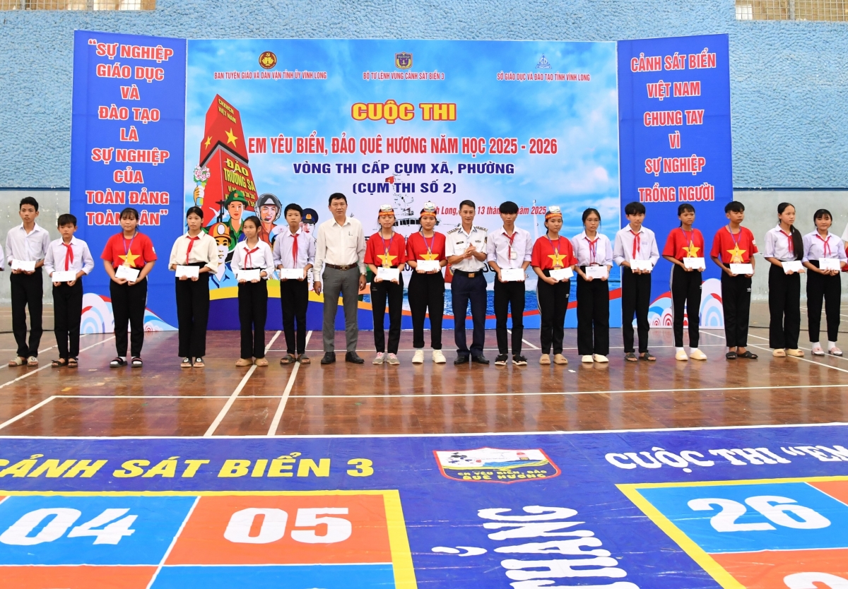 Trao học bổng cho các em học sinh có hoàn cảnh khó khăn tại vòng thi trực tiếp tại Cụm thi xã, phường Cụm thi số 2