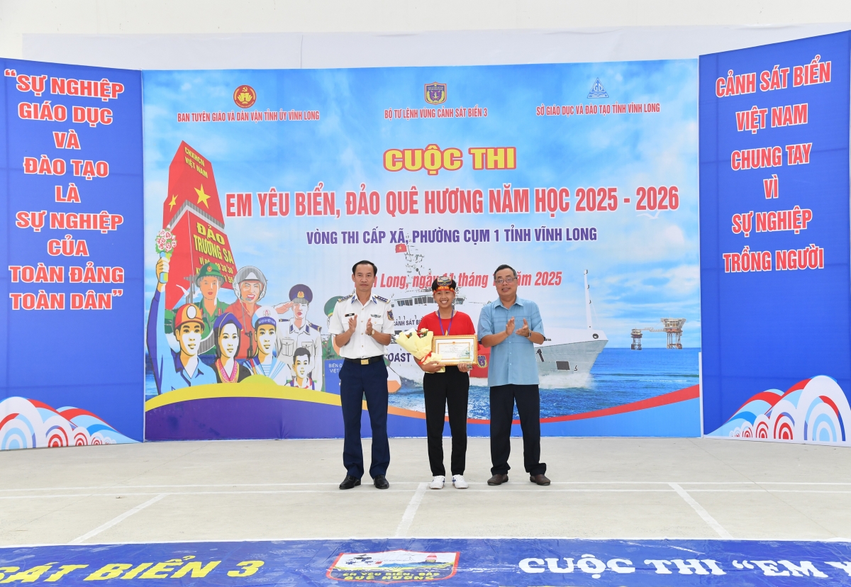 Trao tặng giải nhất cho học sinh đạt kết quả xuất sắc tại vòng thi trực tiếp các xã phường Cụm thi số 1
