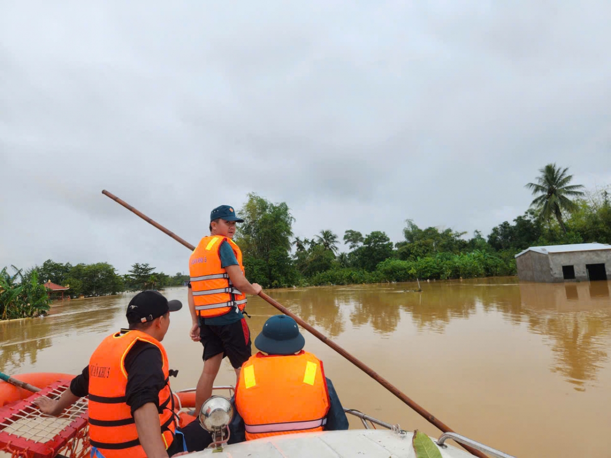 Trưa ngày 30-10, nước ở lũ phường Điện Bàn Tây, thành phố Đà Nẵng vẫn mênh mông.