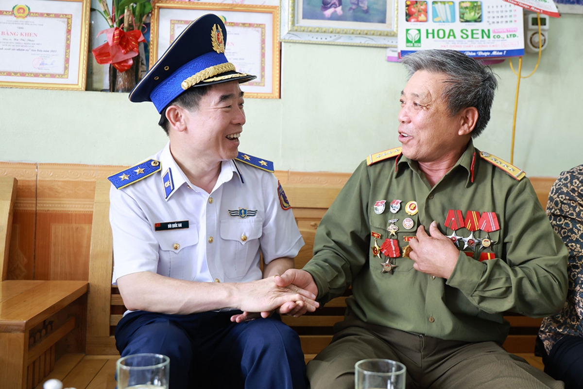 Trung tướng Bùi Quốc Oai đến thăm, tặng quà các gia đình chính sách trên địa bàn Đặc khu Cô Tô...