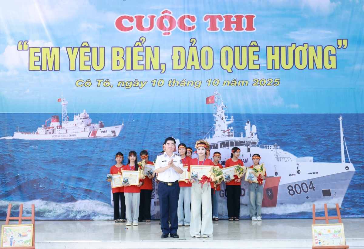 Trung tướng Bùi Quốc Oai tặng giải Nhất cho em Nguyễn Thị Bảo Châu, học sinh lớp 8B, Trường THCS Cô Tô