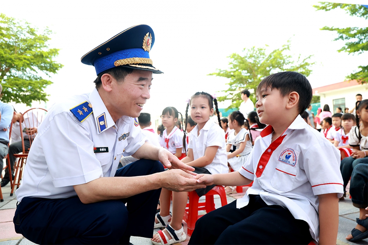 Trung tướng Bùi Quốc Oai trò truyện và hỏi thăm các cháu học sinh Trường Tiểu học Cô Tô.