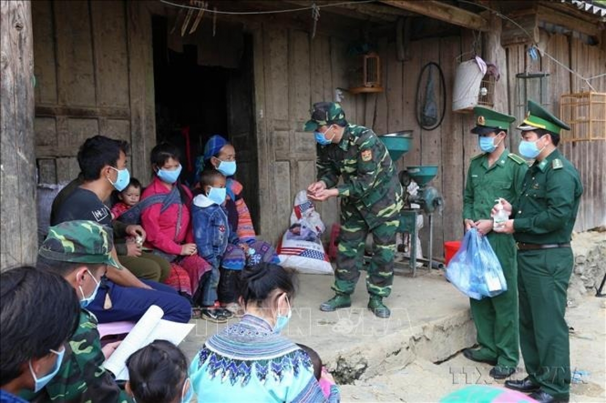 Phố biến giáo dục pháp luật đến cơ sở (Ảnh TTXVN)