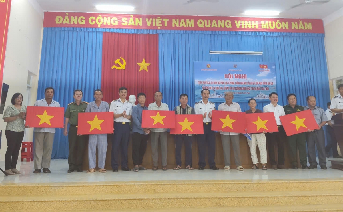 UBND xã Gia Thuận phối hợp với Bộ Tư lệnh Vùng Cảnh sát biển 3 tổ chức chương trình "Đồng hành cùng ngư dân".