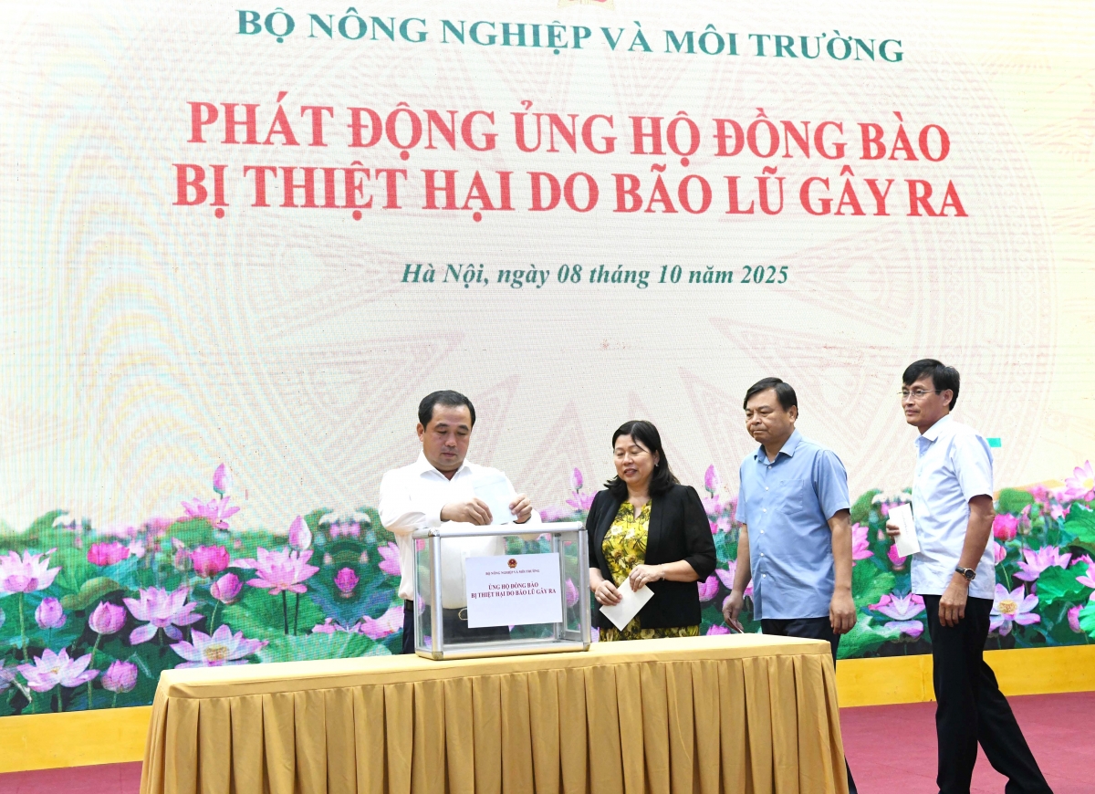 Ủng hộ đồng bào vùng thiên tai