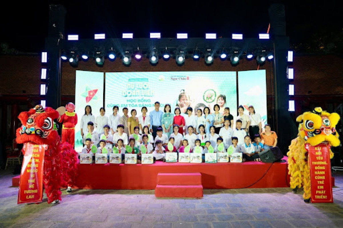 30 em “lá chưa lành” đón nhận học bổng “Cùng em tỏa sáng nụ cười” tại Văn Miếu - Quốc Tử Giám