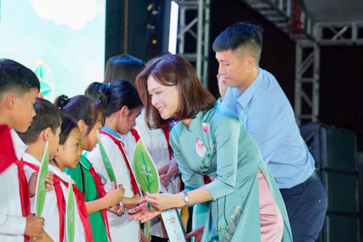 Đại diện nhãn hàng Ngọc Châu và cầu thủ Bùi Tiến Dũng trao tặng học bổng cho các em nhỏ “lá chưa lành”