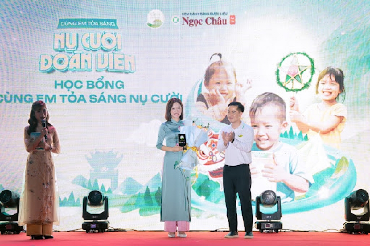 Đại diện chương trình “Cặp lá yêu thương” trao kỷ niệm chương cho nhãn hàng Ngọc Châu