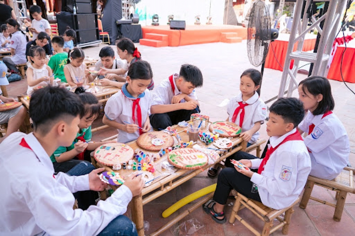 Các em nhỏ “lá chưa lành” hoà mình vào các trò chơi truyền thống mùa Trung thu tại sự kiện