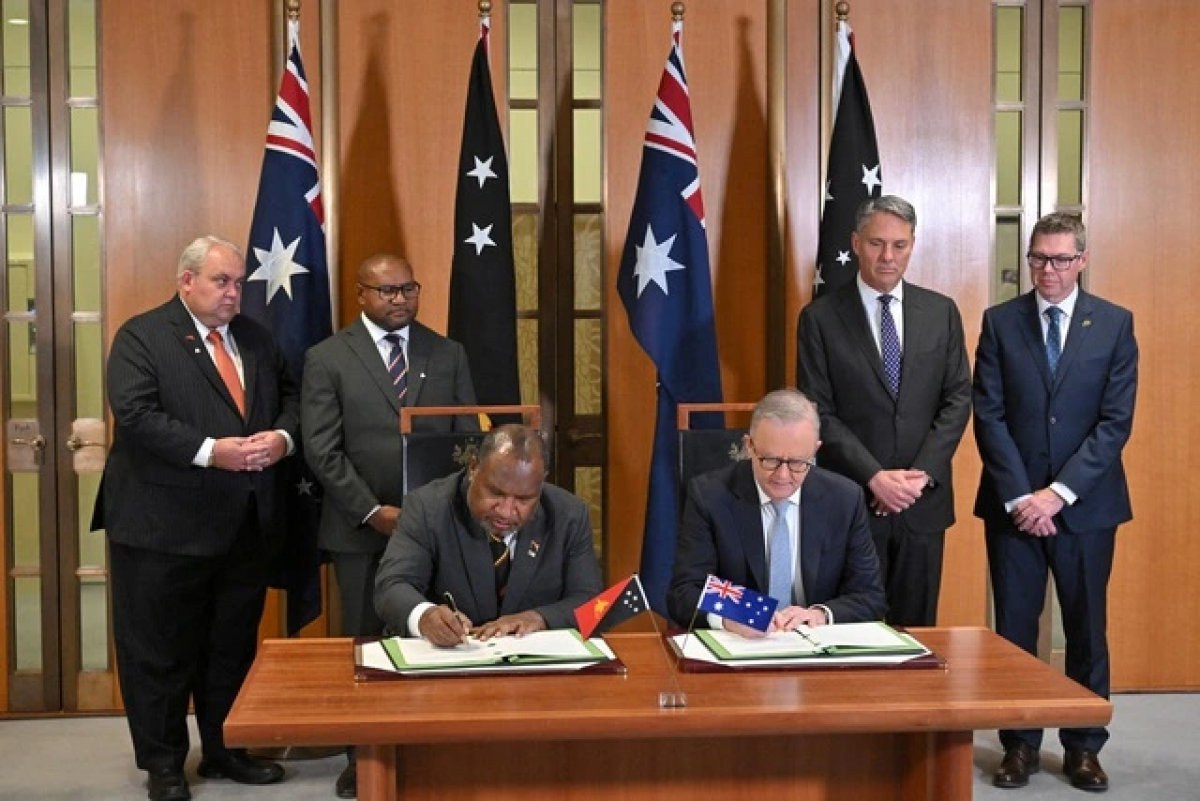Thủ tướng Papua New Guinea James Marape (trái) và Thủ tướng Úc Anthony Albanese ký hiệp ước phòng thủ chung tại tòa nhà quốc hội Úc ở Canberra ngày 6.10. ẢNH: REUTERS