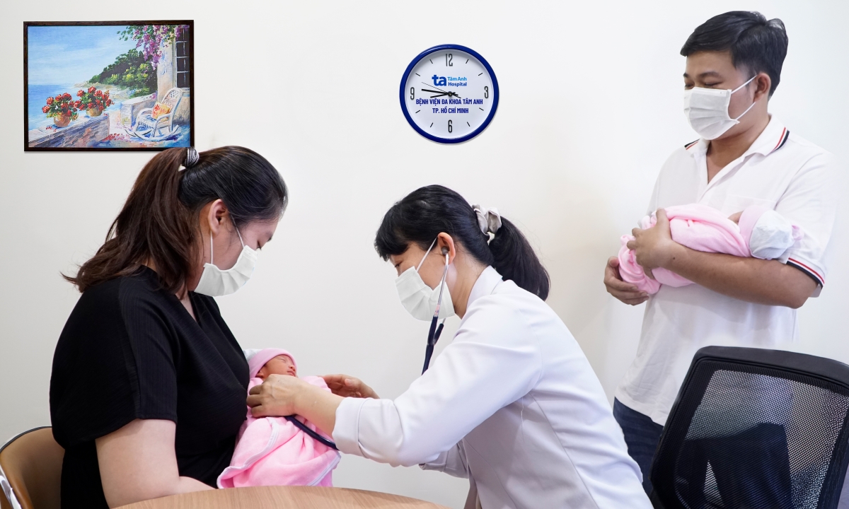 Vợ chị Tuyết Hoa đưa 2 con sinh đôi sinh non đi tiêm ngừa kháng thể đơn dòng tại Phòng khám đa khoa Tâm Anh Quận 7