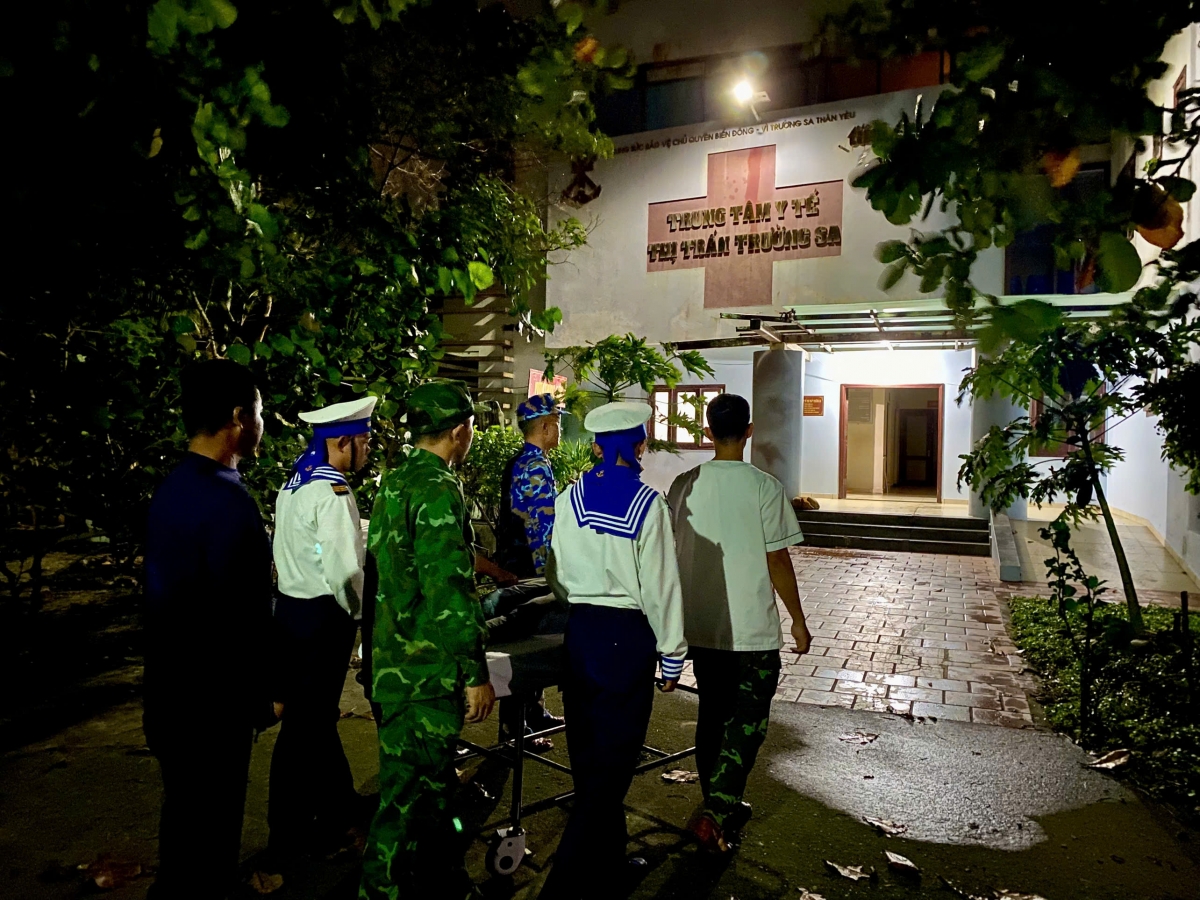Bệnh xá đảo Trường Sa tiếp nhận ngư dân