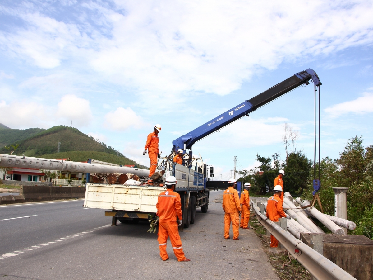 Vận chuyển vật tư thay thế đến các nơi gặp sự cố điện