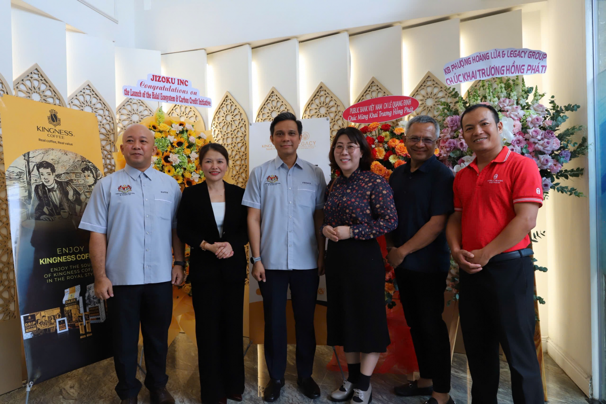 Ms. Nguyen Thi Hong Thuy (2nd from left) - Founder and CEO of Kinglands; Mr. Firdauz Othman - Consul General of Malaysia (3rd from left); and Mr. Ramlan Bin Osman - Director of Halal Certification Division - HACERT (5th from left), posing for a photo with representatives of Halal businesses.