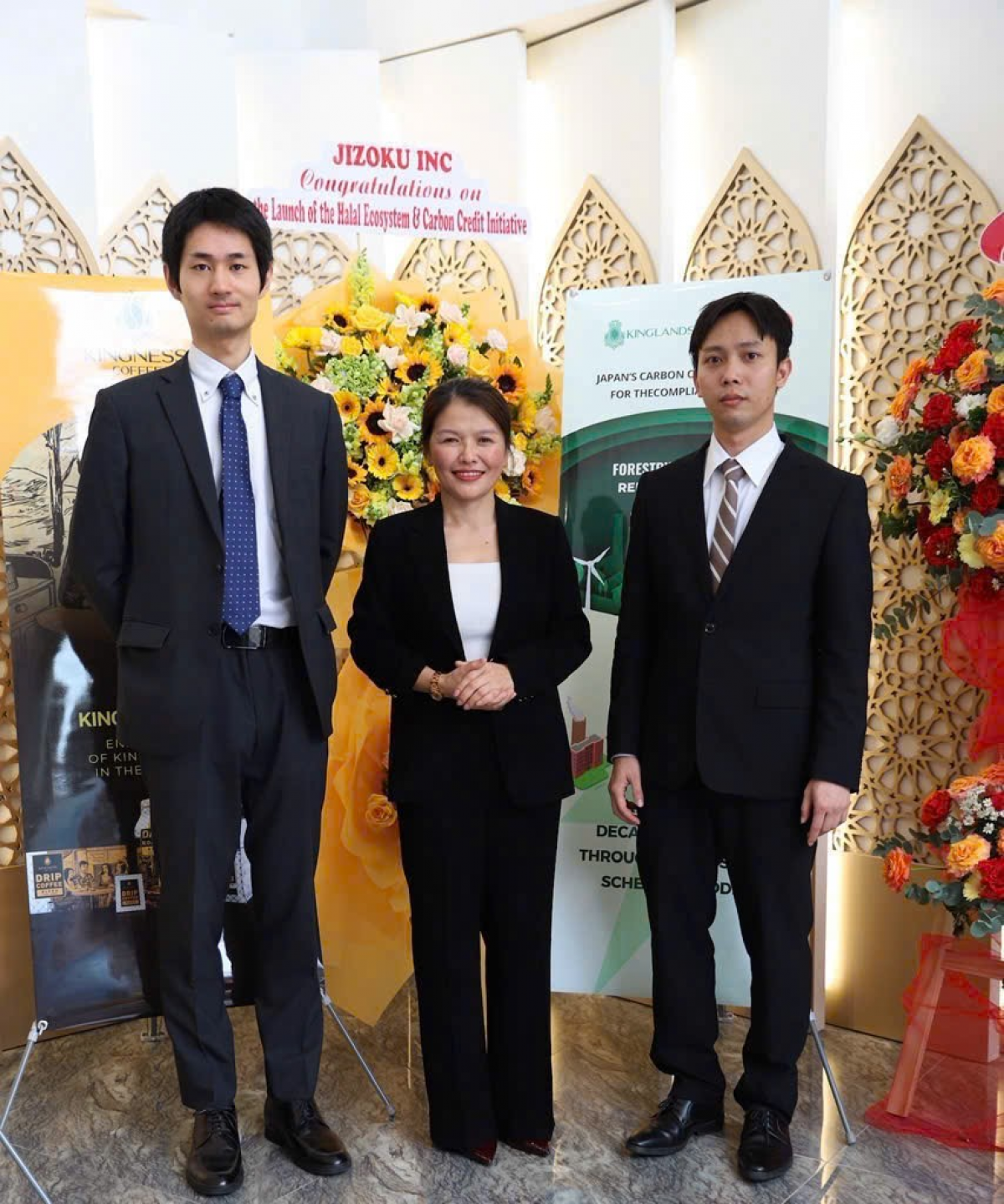 Mr. Keichiro Kataora (far left) - Representative of Jizoku Company, a Japanese partner for carbon credit development, and Ms. Nguyen Thi Hong Thuy - Founder and CEO of Kinglands, taking a commemorative photo with the enterprises.
