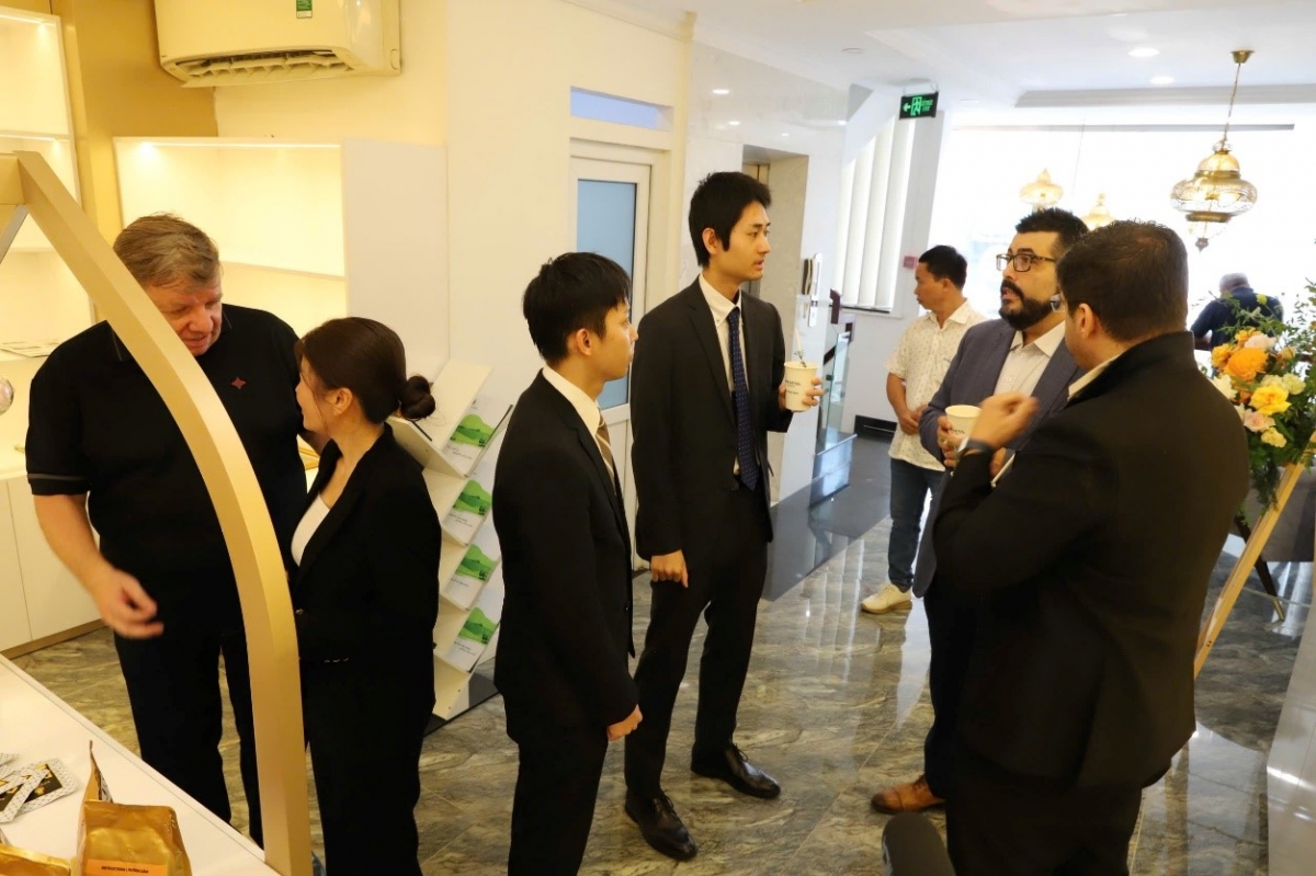 Các đại biểu trao đổi thông tin về thị trường Halal Việt Nam và toàn cầu