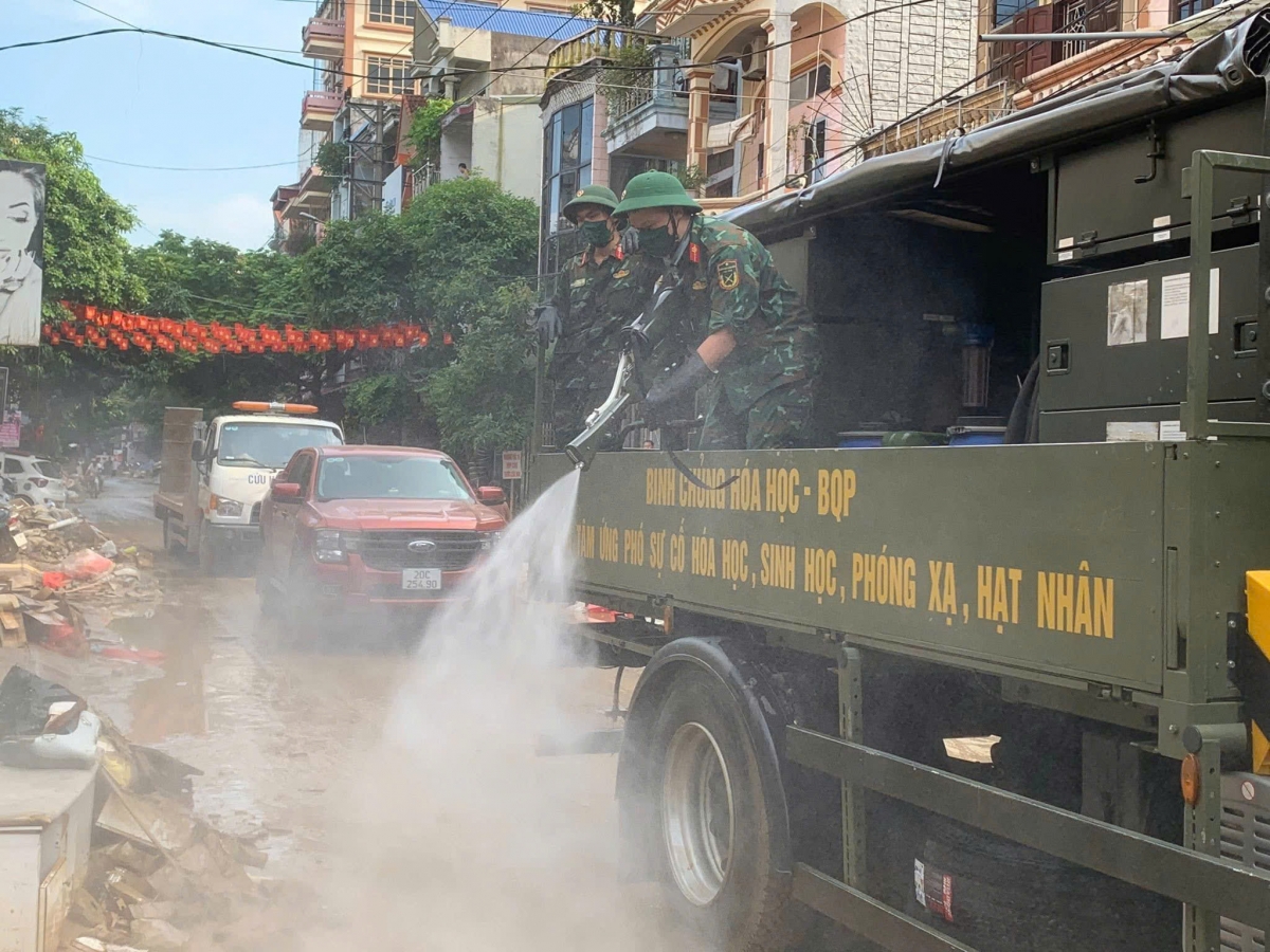 Việc phun khử khuẩn diện rộng giúp ngăn nguy cơ dịch phát sinh.