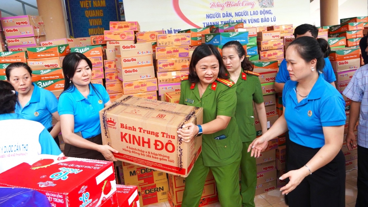 Toàn bộ hàng hóa đã được phân loại, đóng gói kỹ lưỡng và vận chuyển từ Cần Thơ ra tỉnh Thái Nguyên bằng xe tải chuyên dụng.