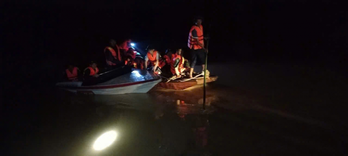 Lực lượng vũ trang ứng trực xuyên đêm nhằm hỗ trợ nhân dân. Nhiều khu vực nước tiếp tục dâng, ngập sâu và mất điện diện rộng khiến công tác cứu hộ, cứu nạn gặp nhiều khó khăn. - Ảnh Mai Duy Đức