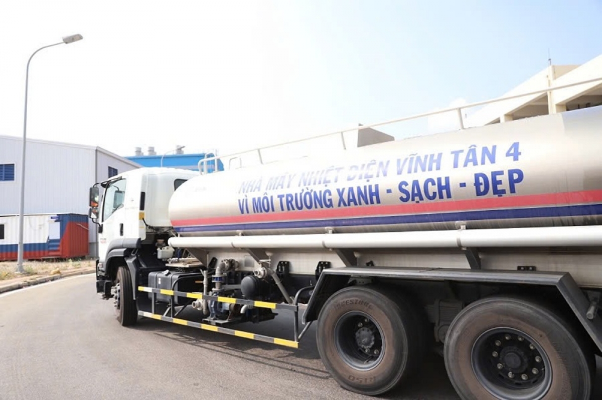 Xe phun nước lưu động hoạt động liên tục trong mùa gió bấc.